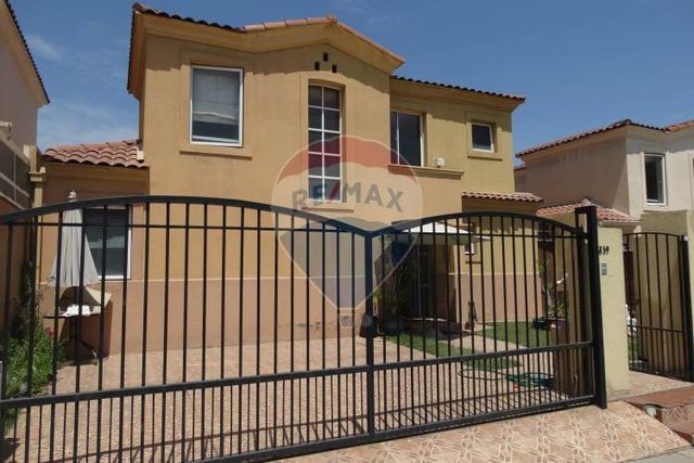 Amplia casa en condominio cerrado – peñalolén