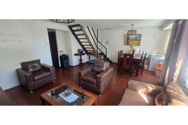 Casa esquina-familiar en zona tranquila.