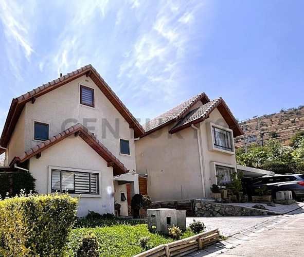 Se vende casa en condominio Huechuraba.