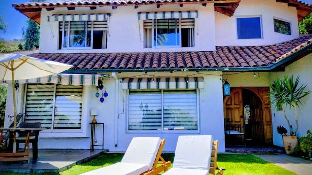 HERMOSA CASA EN CONDOMINIO VITAL APOQUINDO,  161 M2 / 554 M2