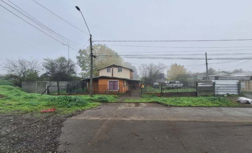 Vende Terreno 2.736 mts² con 4 casas y 4 Deptos. sector Santa Rosa