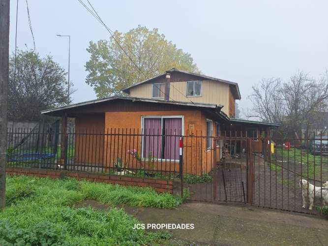 Vende Terreno 2.736 mts² con 4 casas y 4 Deptos. sector Santa Rosa