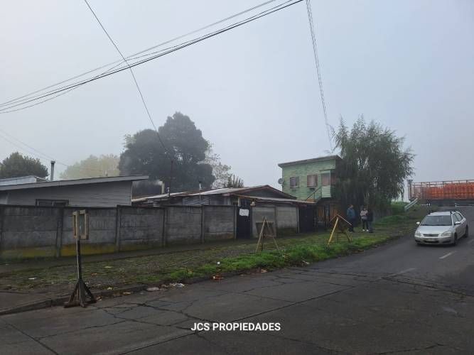 Vende Terreno 2.736 mts² con 4 casas y 4 Deptos. sector Santa Rosa