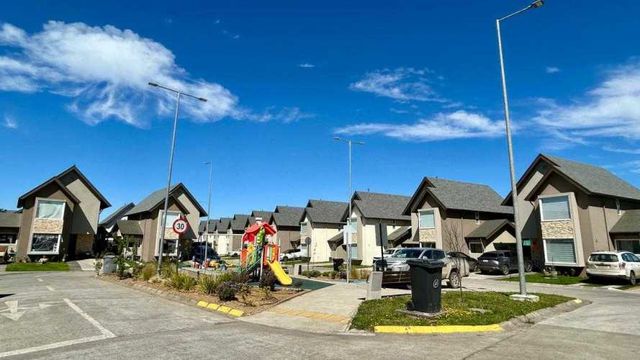 Moderna Casa con Amplio Jardín (134256)