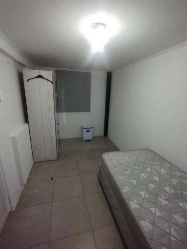 Arriendo pieza amoblada en metro ñuble