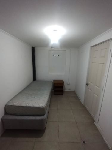 Arriendo pieza amoblada en metro ñuble