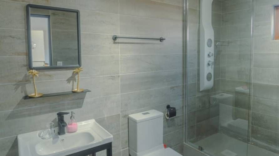 CASA 2 PISOS 4D 4B 3E  CONDOMINIO EN PINGUERAL