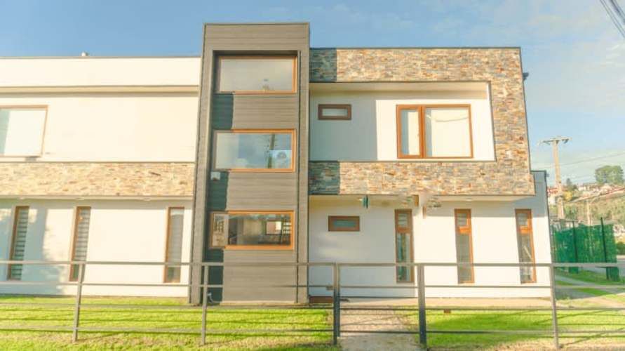 CASA 2 PISOS 4D 4B 3E  CONDOMINIO EN PINGUERAL