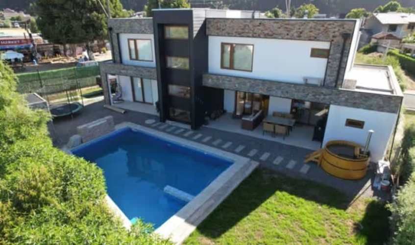 CASA 2 PISOS 4D 4B 3E  CONDOMINIO EN PINGUERAL