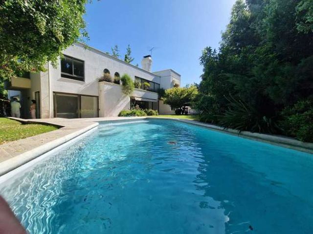 Amplia Casa con Excelente Iluminación (134520)