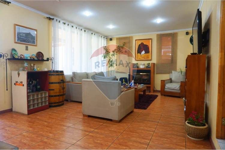 Amplia y luminosa casa en la cisterna