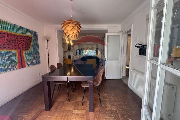 Casa de dos pisos y manzarda