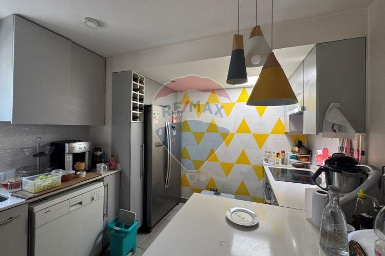 Casa de dos pisos y manzarda