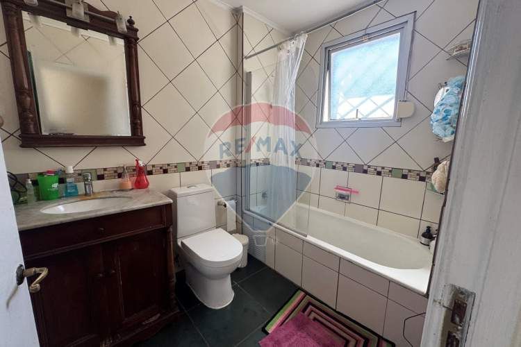 Casa de dos pisos y manzarda