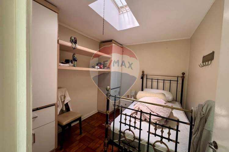 Casa de dos pisos y manzarda