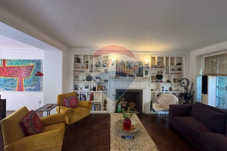 Casa de dos pisos y manzarda