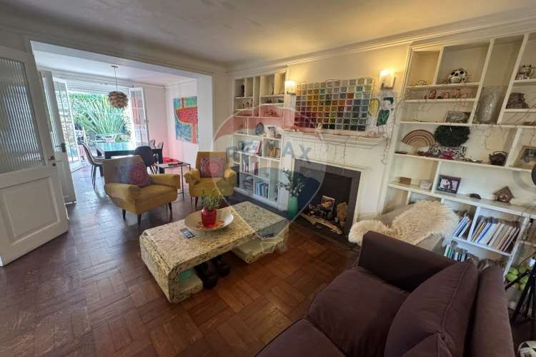 Casa de dos pisos y manzarda