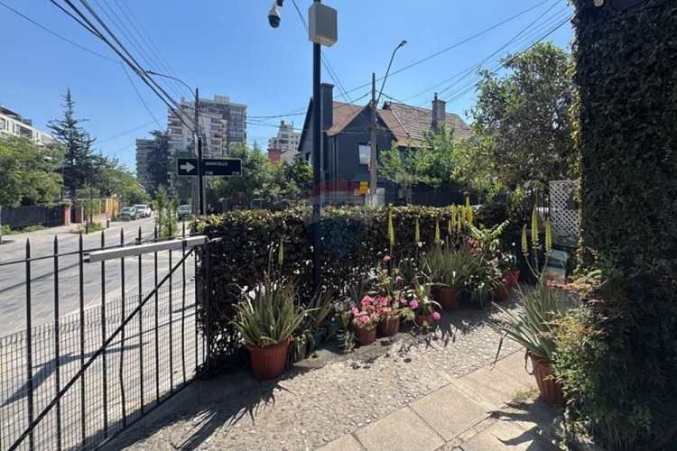 Casa de dos pisos y manzarda