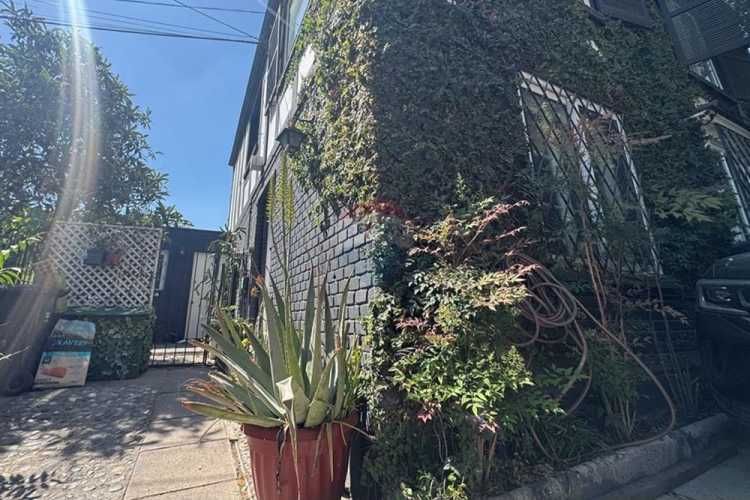 Casa de dos pisos y manzarda