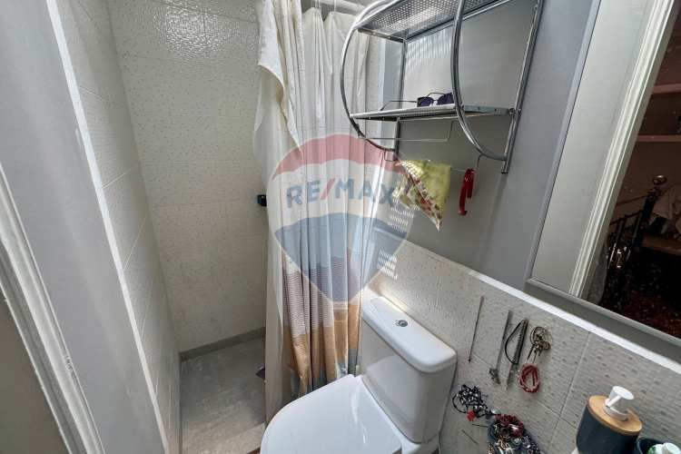 Casa de dos pisos y manzarda