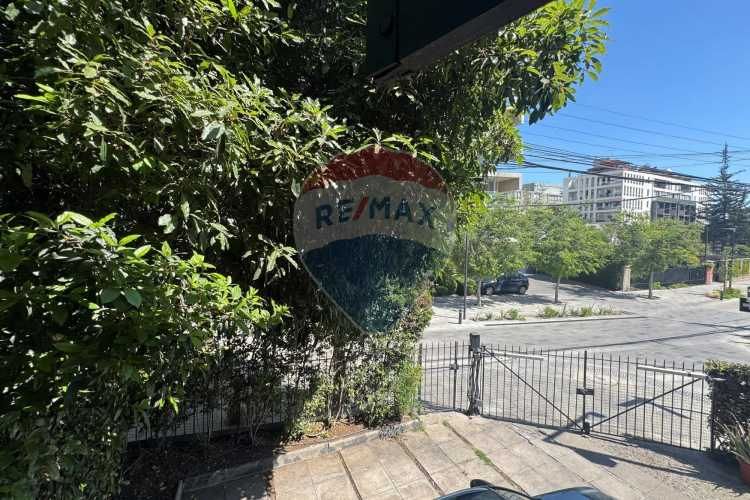 Casa de dos pisos y manzarda