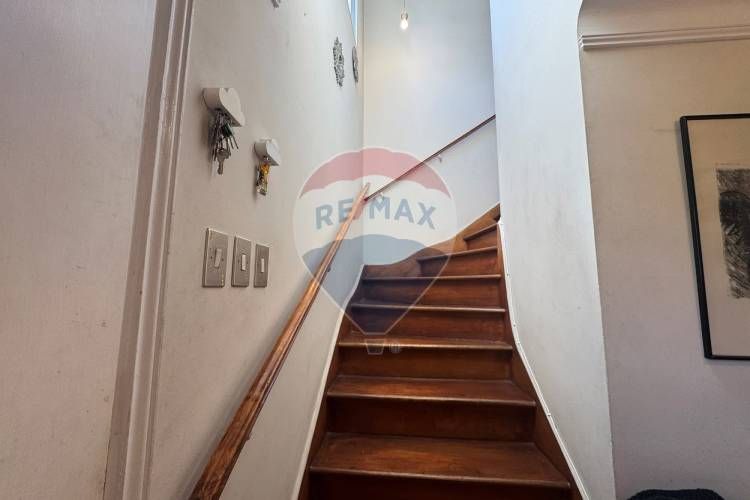 Casa de dos pisos y manzarda