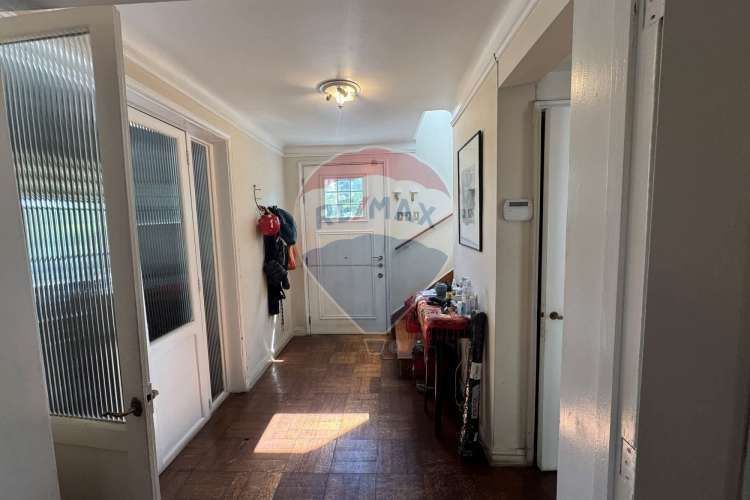 Casa de dos pisos y manzarda