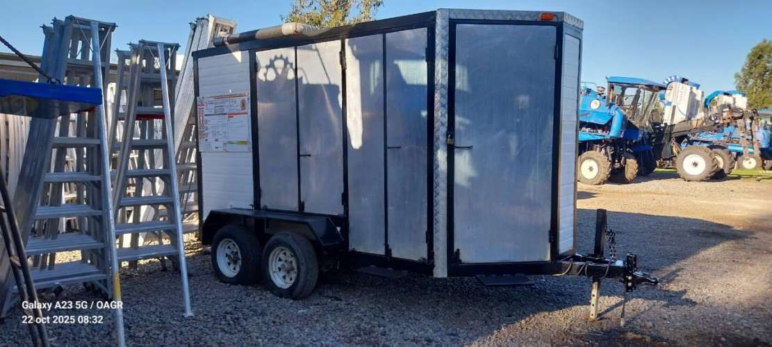 Carro de arrastre cerrado