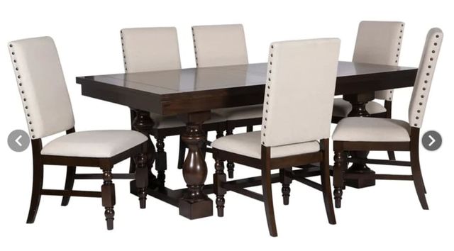 Amplio comedor de madera