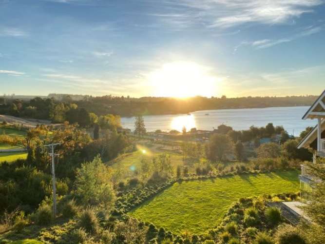 EXCLUSIVO DEPARTAMENTO EN CONDOMINIO CASONAS PATAGONIA VIRGIN, FRUTILLAR, 4D + 4B + SALA ESTAR + TERRAZA.