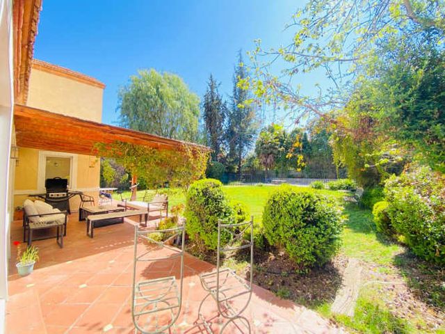 VENTA CASA PROVENZAL EN PIEDRA ROJA, 5D + ESCRITORIO + SERVICIO + TERRAZA TECHADA + QUINCHO, ¡A PASOS DEL COLEGIO SAN JOSÉ Y VERBO DIVINO!