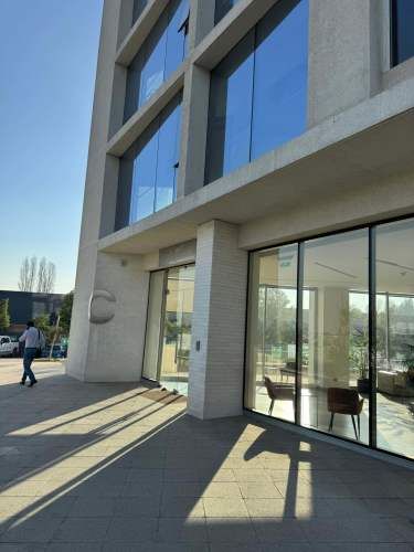 ARRIENDO OFICINA MODERNA EN EDIFICIO DA VINCI, PUERTAS DE CHICUREO