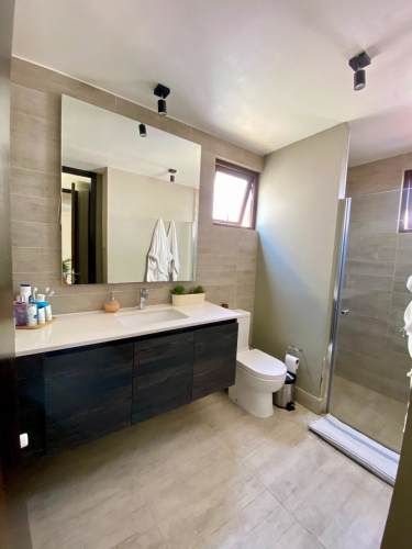 VENTA CASA MEDITERRÁNEA EN CONDOMINIO DE CHICUREO, 3D + 3B + PIEZA SERVICIO + TERRAZA + QUINCHO + PISCINA, AL LADO DEL COLEGIO SAN ANSELMO