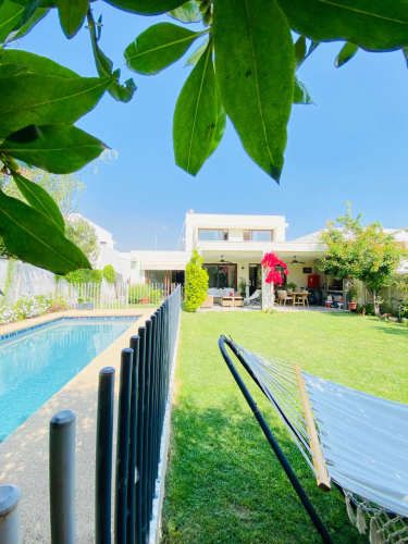 VENTA CASA MEDITERRÁNEA EN CONDOMINIO DE CHICUREO, 3D + 3B + PIEZA SERVICIO + TERRAZA + QUINCHO + PISCINA, AL LADO DEL COLEGIO SAN ANSELMO