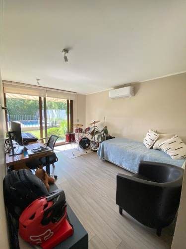 VENTA CASA MEDITERRÁNEA EN CONDOMINIO DE CHICUREO, 3D + 3B + PIEZA SERVICIO + TERRAZA + QUINCHO + PISCINA, AL LADO DEL COLEGIO SAN ANSELMO