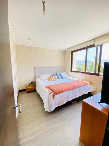 VENTA CASA MEDITERRÁNEA EN CONDOMINIO DE CHICUREO, 3D + 3B + PIEZA SERVICIO + TERRAZA + QUINCHO + PISCINA, AL LADO DEL COLEGIO SAN ANSELMO