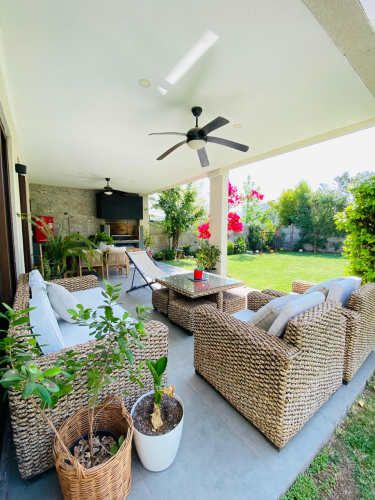 VENTA CASA MEDITERRÁNEA EN CONDOMINIO DE CHICUREO, 3D + 3B + PIEZA SERVICIO + TERRAZA + QUINCHO + PISCINA, AL LADO DEL COLEGIO SAN ANSELMO