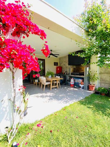 VENTA CASA MEDITERRÁNEA EN CONDOMINIO DE CHICUREO, 3D + 3B + PIEZA SERVICIO + TERRAZA + QUINCHO + PISCINA, AL LADO DEL COLEGIO SAN ANSELMO