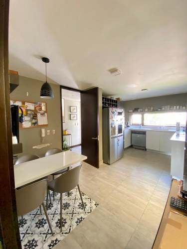 VENTA CASA MEDITERRÁNEA EN CONDOMINIO DE CHICUREO, 3D + 3B + PIEZA SERVICIO + TERRAZA + QUINCHO + PISCINA, AL LADO DEL COLEGIO SAN ANSELMO