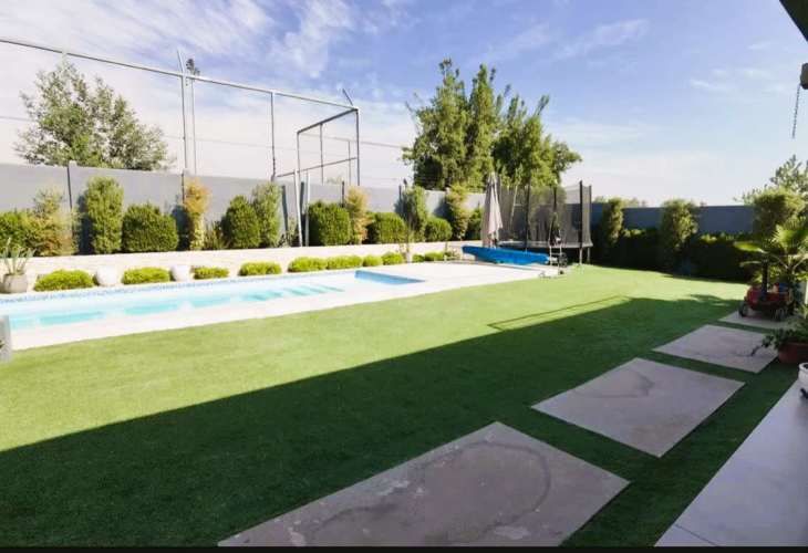 VENTA CASA MEDITERRÁNEA EN EXCLUSIVO CONDOMINIO DE CHICUREO, 4D (2D EN SUIETE) + 5B + TERRAZA + QUINCHO + PISCINA, AL LADO DEL COLEGIO SAN ANSELMO