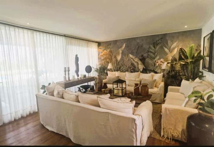 VENTA CASA MEDITERRÁNEA EN EXCLUSIVO CONDOMINIO DE CHICUREO, 4D (2D EN SUIETE) + 5B + TERRAZA + QUINCHO + PISCINA, AL LADO DEL COLEGIO SAN ANSELMO