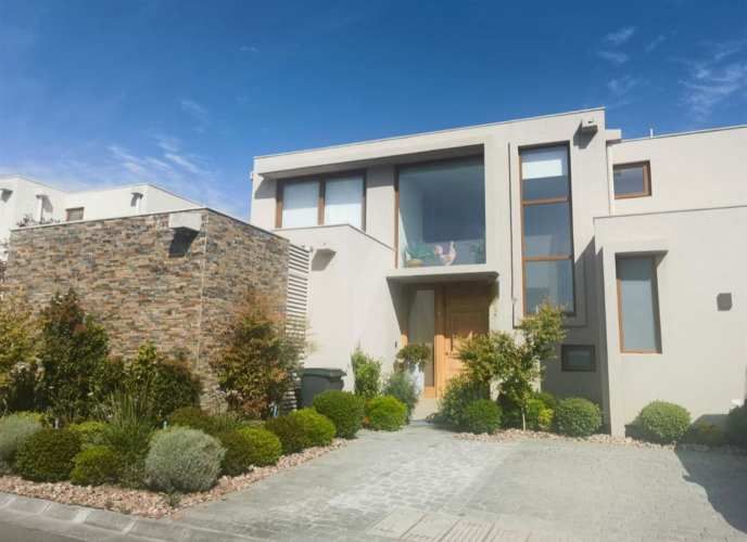 VENTA CASA MEDITERRÁNEA EN EXCLUSIVO CONDOMINIO DE CHICUREO, 4D (2D EN SUIETE) + 5B + TERRAZA + QUINCHO + PISCINA, AL LADO DEL COLEGIO SAN ANSELMO