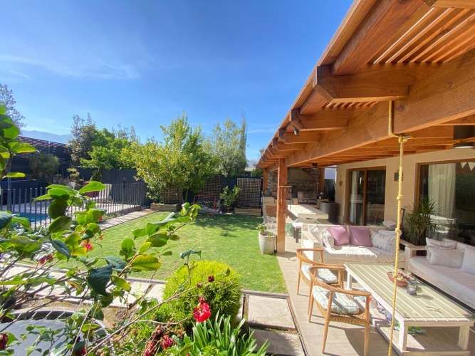 CASA CHILENA 1 PISO A PASOS COLEGIO PEDREGALES, 3D + 3B + Escritorio + P. Servicio + Piscina + Quincho