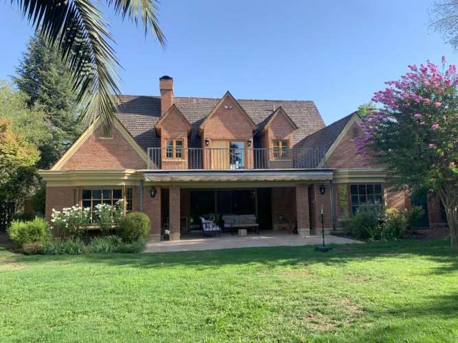 VENTA CASA ESTILO INGLÉS FRENTE AL SANTIAGO COLLEGE, LOS TRAPENSES