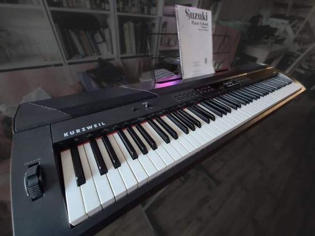 OPORTUNIDAD: Piano Kurzweil KA90 + Atril Hercules KZ Lok + Funda personalizada para transporte