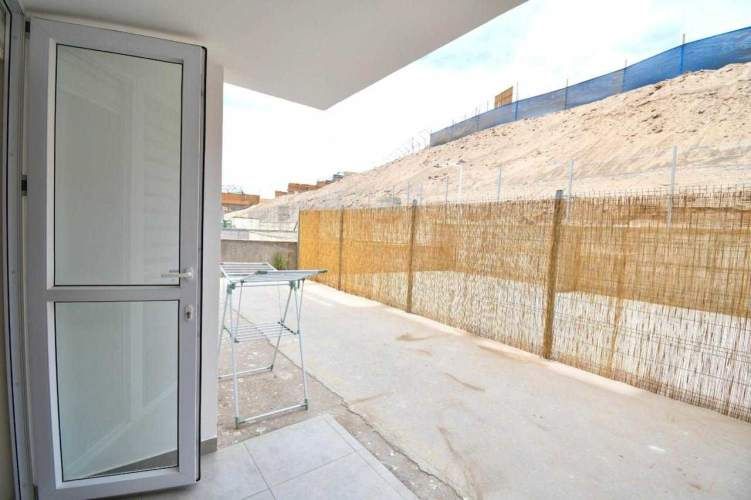 Se vende departamento con patio nuevo. (98346)