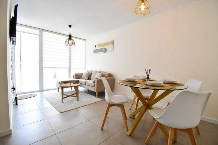 Se vende departamento con patio nuevo. (98346)