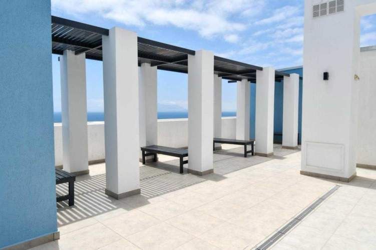 Se vende departamento con patio nuevo. (98346)