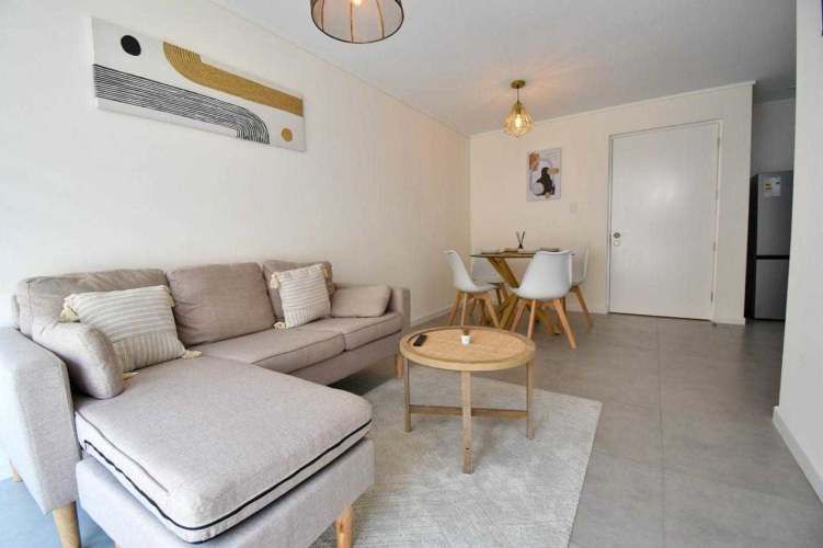 Se vende departamento con patio nuevo. (98346)