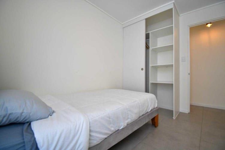 Se vende departamento con patio nuevo. (98346)